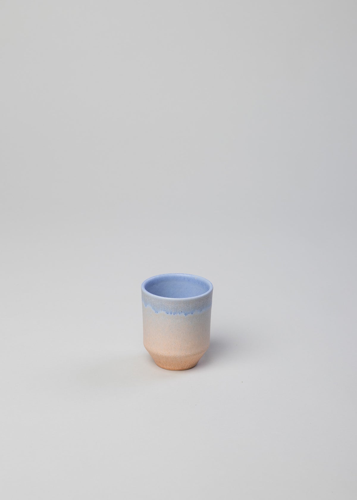 Flor Becher – Handgemachter Keramikbecher aus Portugal in zartem Orange und blau